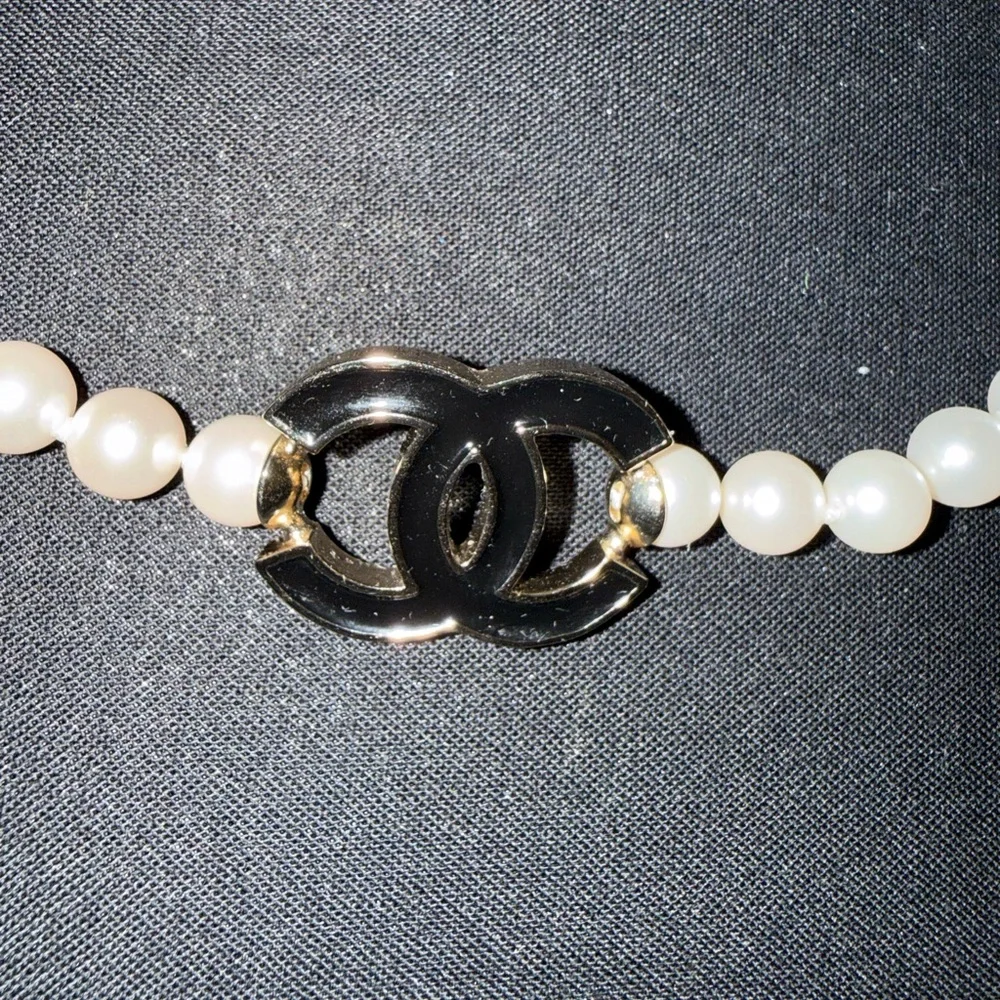 Chanel pearl Chain Necklace with Interlocking Logo Pendant - Gold and black